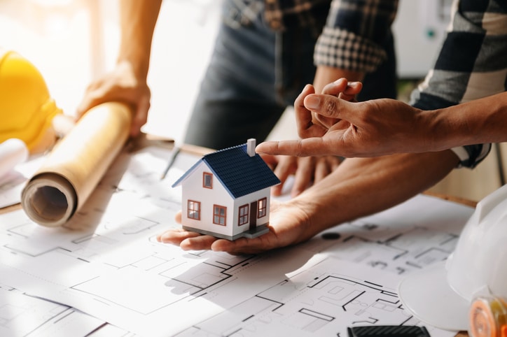 Une discussion autour d'une future maison